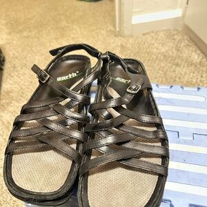 Earth KALSO technology Black strappy leather “OASIS”sandals.